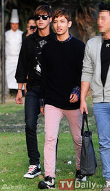 组图：东方神起釜山办签名会休闲装帅气随和