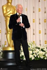 高清组图：奥斯卡后台获奖众星举金人光彩照人