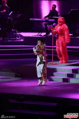 组图：陈奕迅澳门癫狂开唱 猛甩布条歌衫潮翻天