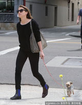 组图：德普双性恋女友街头遛狗 狂发短信疑传情