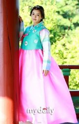 组图：韩星穿韩服拍写真迎中秋 南圭丽(南奎丽)典雅朱元粉嫩