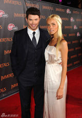 组图：《惊天战神》首映女星比美 米基洛克笑搂超模