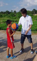 组图：陈楚河江西探访贫困小学 客串体育老师