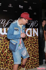 组图：应采儿粉裙裸背谈造人大计 陈小春悠闲搞怪