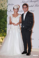 组图：谢婷婷着奢华婚纱 希望年年穿嫁衣