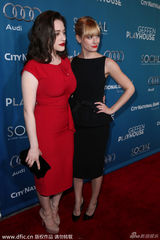 组图：破产姐妹红黑配捧场舞会 MAX难掩好身材