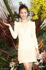 组图：林依晨化身娇俏花仙子 白衣出镜温婉可人