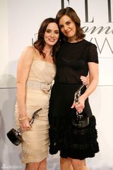 高清组图：“阿汤嫂”霍尔姆斯薄纱黑裙