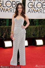 组图：金球奖女星红毯 沃特森露背亚当斯八字奶