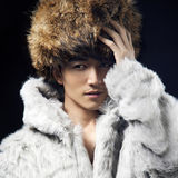 组图：许诺推东北服装写真显熟男气质  