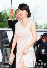 组图：百想红毯朴有天帅气 女星主打黑裙秀性感