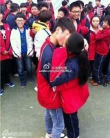组图：初中生操场当众求爱接吻 同学鼓掌围观