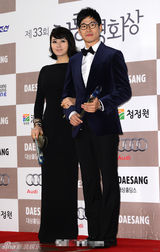 组图：金惠秀与刘俊相携手亮相青龙红毯