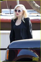 组图：辣妈史蒂芬妮潮装接仔 爱子可爱吃酸奶