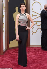 组图：短发安妮-海瑟薇黑色亮片裙性感裸背