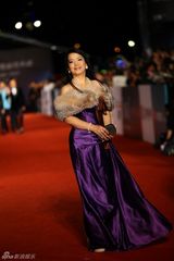 组图：金马红毯群星闪耀 舒淇深V亮胸性感爆棚