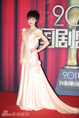 组图：石小群亮相国剧盛典 露背晚装尽显优雅性感