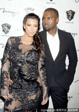 组图：卡戴珊怀孕后首亮相 与男友耳语秀恩爱