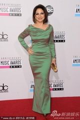 组图：全美音乐奖红毯女星争艳 比伯亲老妈鸟叔搞怪