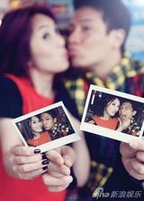 组图：杨千嬅再秀唯美婚纱 巴黎浪漫骑旋转木马