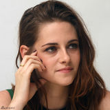 组图：斯图尔特清新靓丽现身《暮色》发布会