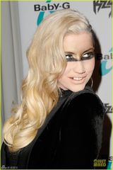 组图：钱妞ke$ha出席活动秀美腿 眼妆另类