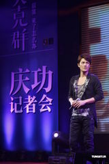 组图：吴克群阿娇(钟欣桐)不惧绯闻甜蜜牵手