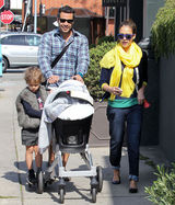 高清组图：杰西卡-阿尔芭一家四口外出其乐融融