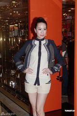 组图：汪诗诗出席新店开幕礼 力挺甄子丹认真专业