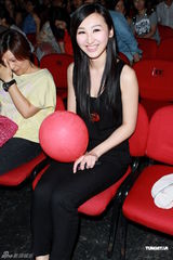 组图：陈奕迅开唱手受伤 与谢霆锋是“最佳损友”