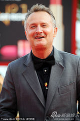 组图：《替代》首映礼 莎朗-塔尔蓝裙惊艳红毯