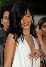 组图：蕾哈娜亮相电影首映礼 开胸露背性感十足