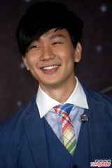 组图：林俊杰发布新专辑 秀棒球阳光帅气