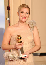 高清组图：巴里摩尔获电视影后 现身后台优雅迷人