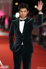 组图：陈柏霖率性亮相金钟红毯 对得奖与否淡定