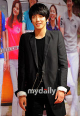 组图：郑龙和等出席新剧《你被我迷住了》发布会