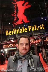 《我最好的敌人》首映 斯特劳斯玩黑白配展风情