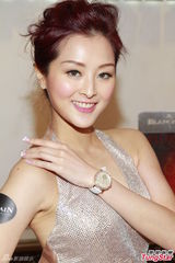 组图：张名雅性感秀事业线 计划卸任港姐发展路