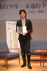 组图：陈柏霖黑色西装现身 脚穿雨靴造型混搭