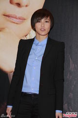 组图：设计师展出梅艳芳演出服 何韵诗做小助理