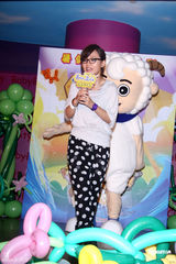 幻灯组图：周笔畅耍酷扮可爱 棒棒堂平底锅当贺礼 