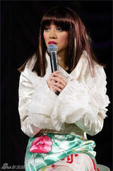 策划：回顾梅艳芳经典舞台 百变造型成传奇