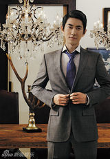 组图：何明翰杂志封面大片大玩贵族绅士风