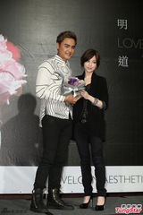 组图：明道发布首张专辑 王心凌杨谨华到场力挺