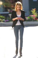 高清组图：艾玛-罗伯兹街拍 小西装外套搭配潮鞋