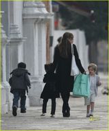 幻灯图：朱莉忙里偷闲带孩子外出尽享天伦之乐 