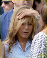 组图：43岁安妮斯顿新片片场豪放露内衣