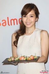 组图：侯佩岑白色长裙亮相 笑容优雅气质甜美