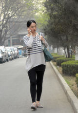 独家：董璇帮员工办社保 衣着宽松疑似怀孕