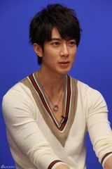 高清组图：吴尊做客新浪花絮照 阳光美男表情百变